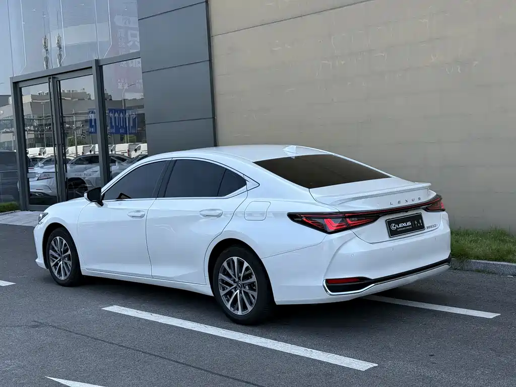 Lexus ES — миниатюра 6
