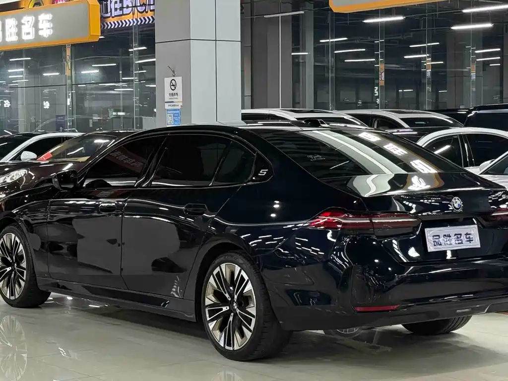 BMW 5 Series — миниатюра 3