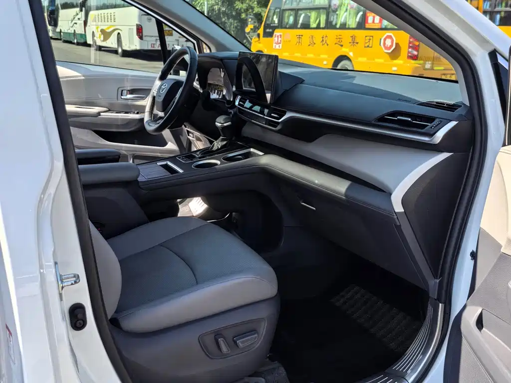 Toyota Granvia — миниатюра 7