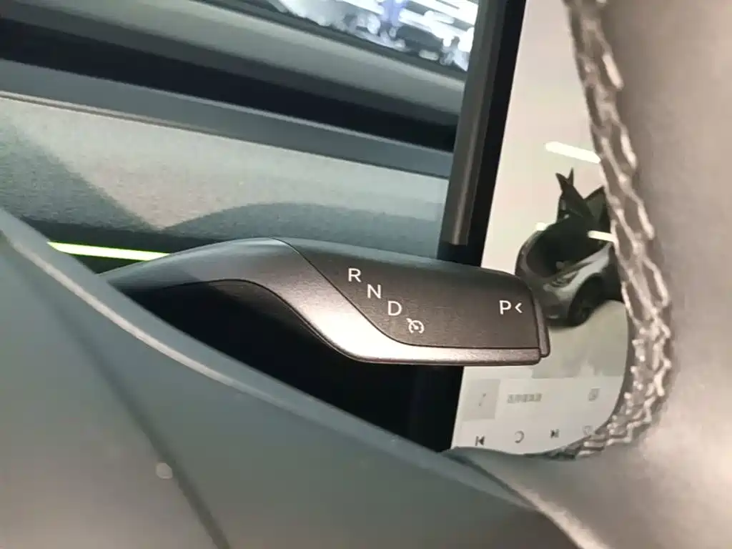 Tesla Model Y — миниатюра 14