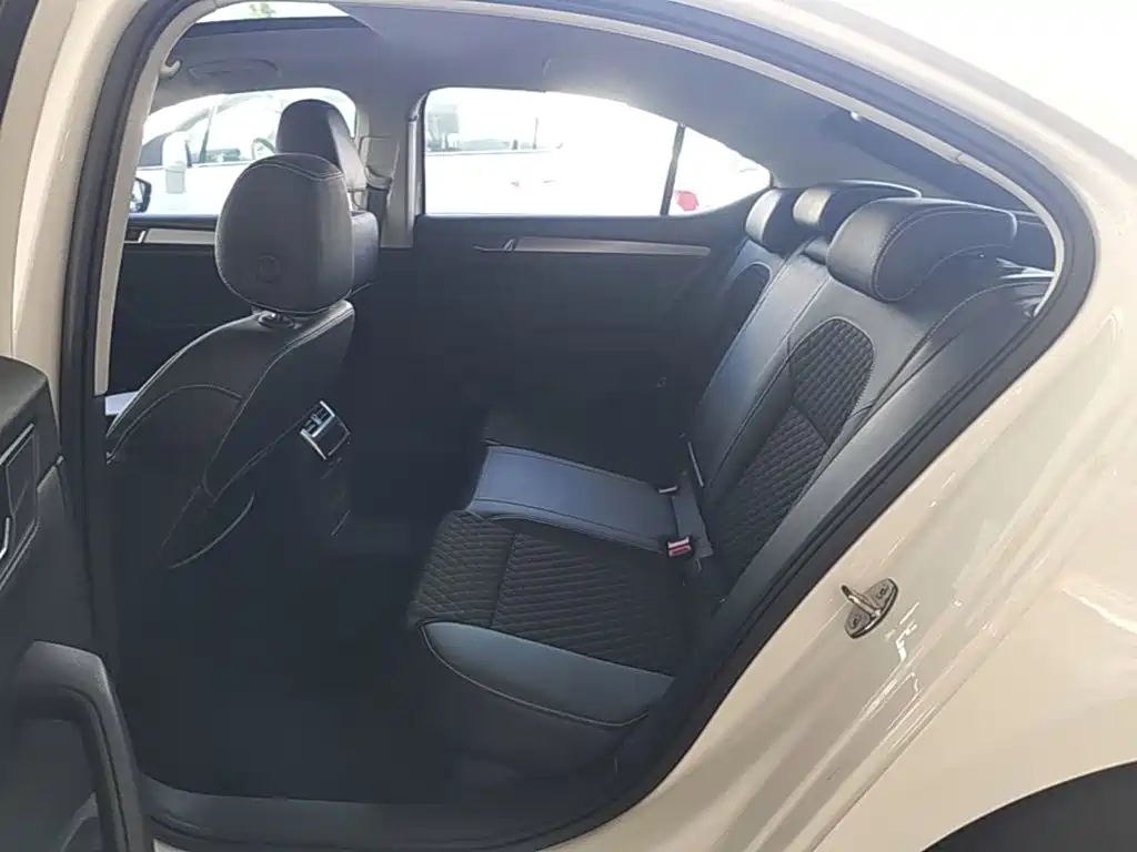 Skoda Superb — миниатюра 17