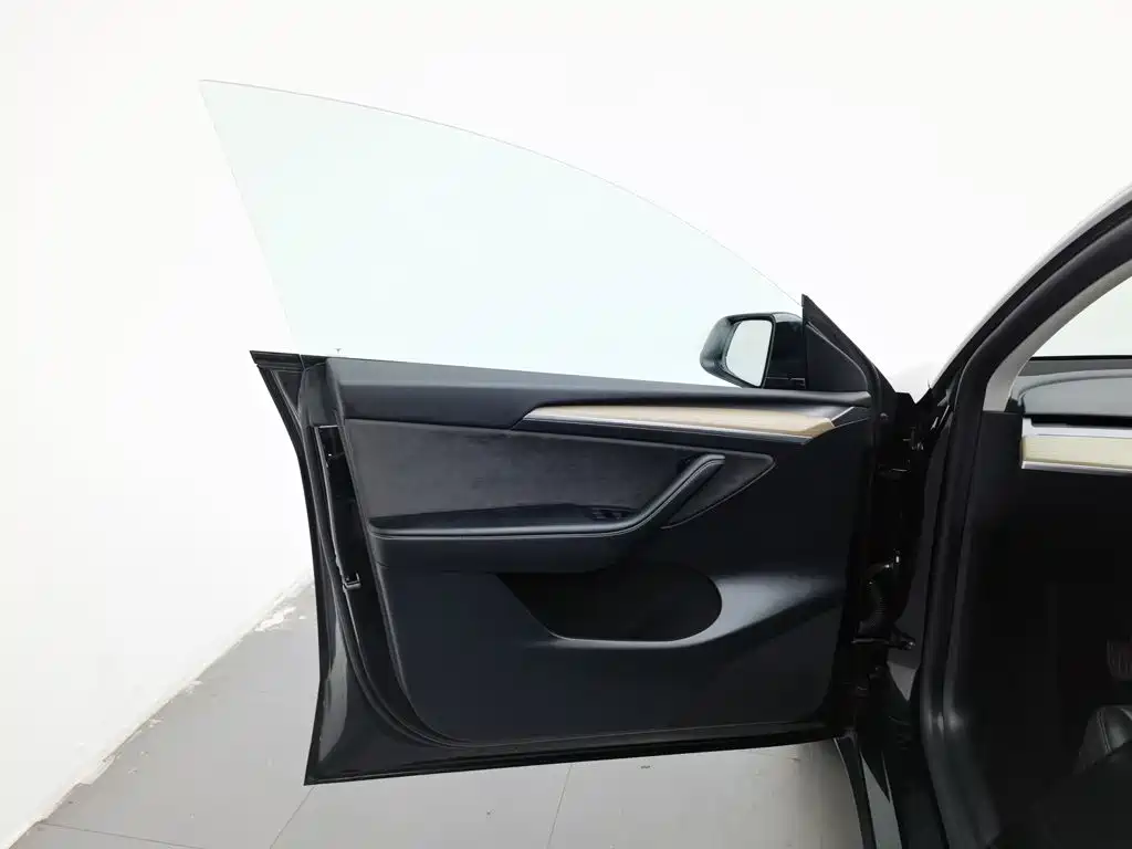 Tesla Model Y — миниатюра 8