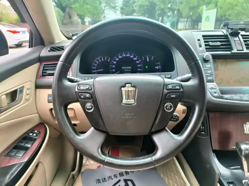 Toyota Crown — миниатюра 4