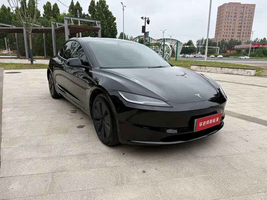 Tesla Model 3 — миниатюра 3