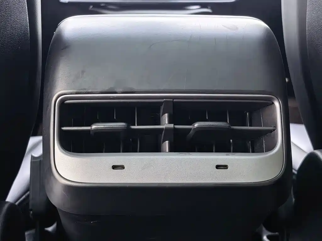 Tesla Model Y — миниатюра 16