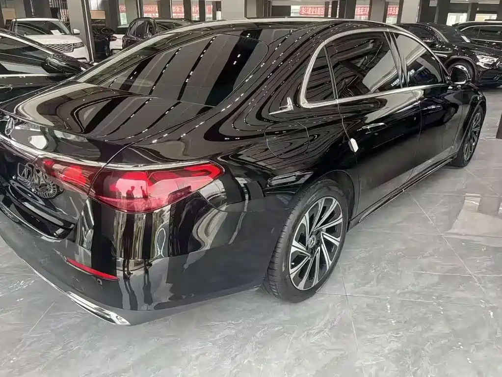 Mercedes-Benz E-Class — миниатюра 9