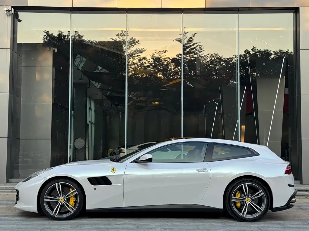 FERRARI GTC4LUSSO