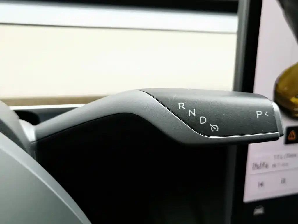 Tesla Model Y — миниатюра 13