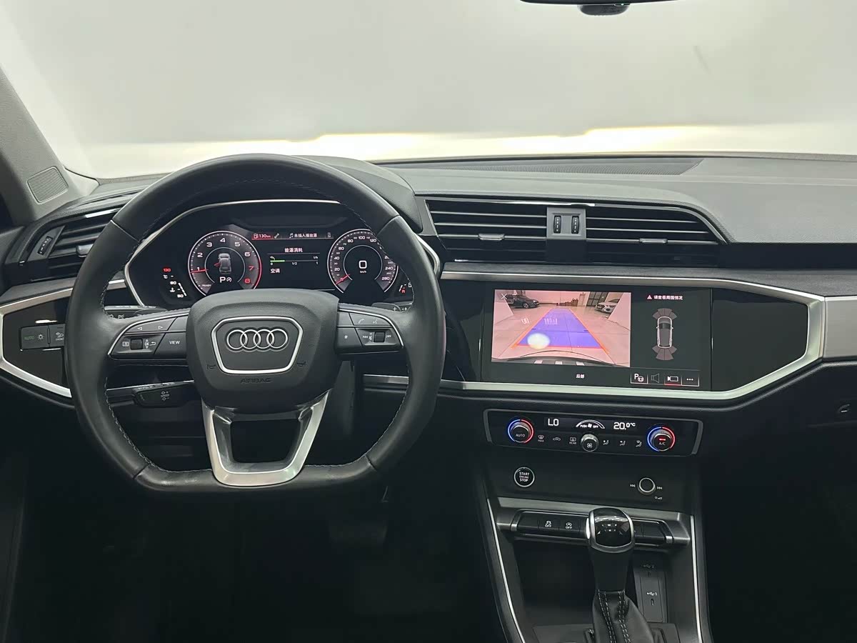 Audi Q3 1.4 л 2022 г. Серебристо-серый, пробег 10000 км