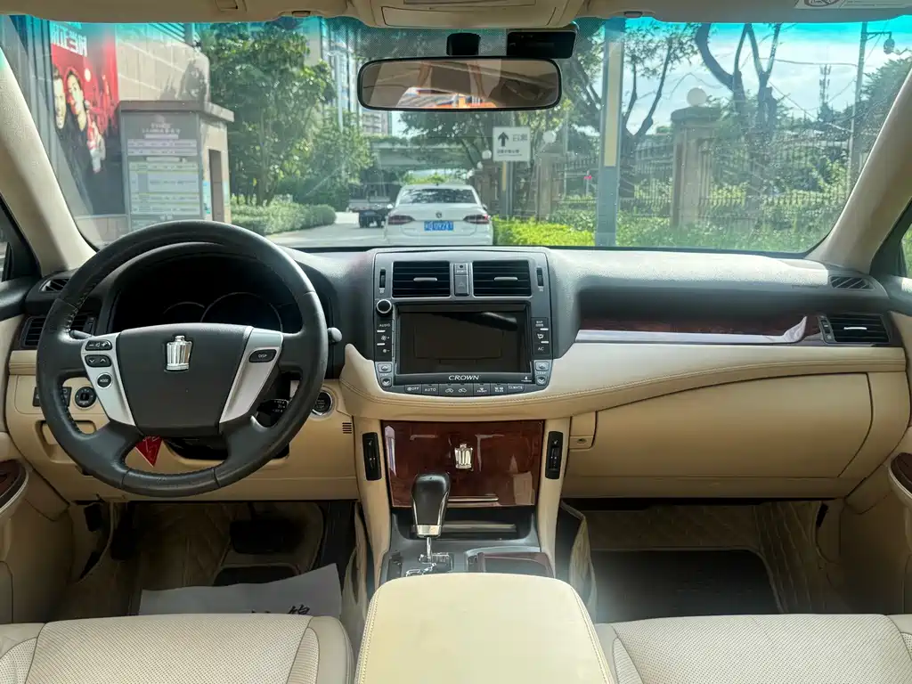 Toyota Crown — миниатюра 8