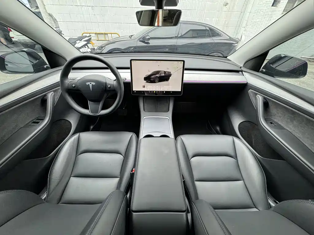 TESLA MODEL Y