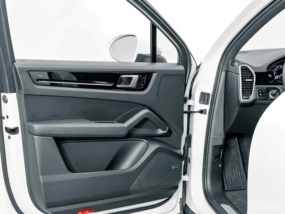 Porsche Cayenne — миниатюра 15