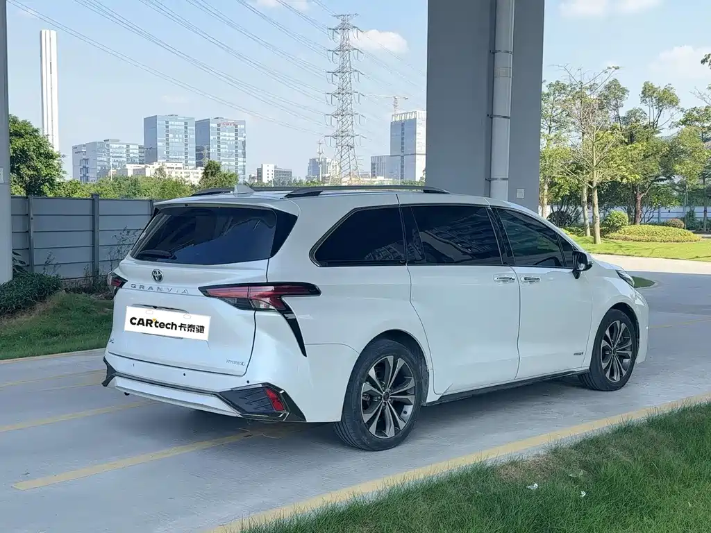 Toyota Granvia — миниатюра 2