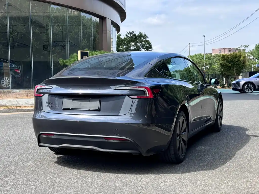 Tesla Model 3 — миниатюра 15