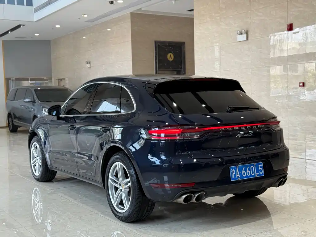 PORSCHE MACAN