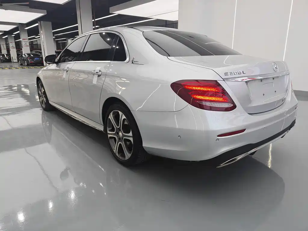 Mercedes-Benz E-Class — миниатюра 7