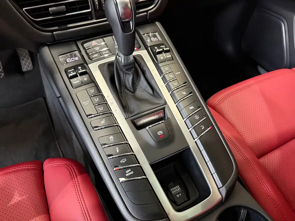 PORSCHE MACAN