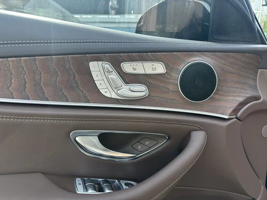 Mercedes-Benz E-Class — миниатюра 10