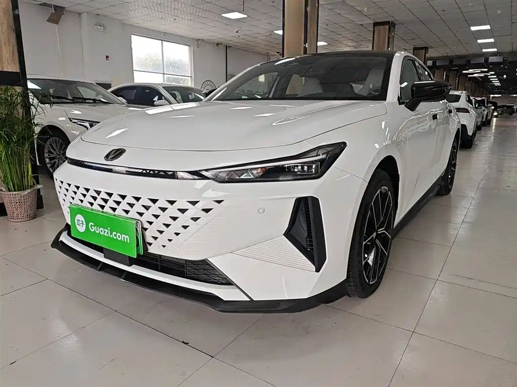 Changan UNI-V iDD 2025