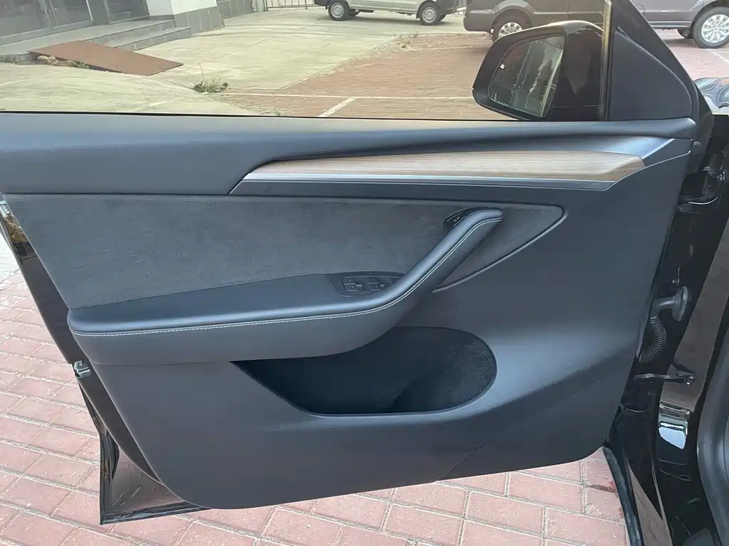 Tesla Model Y — миниатюра 14