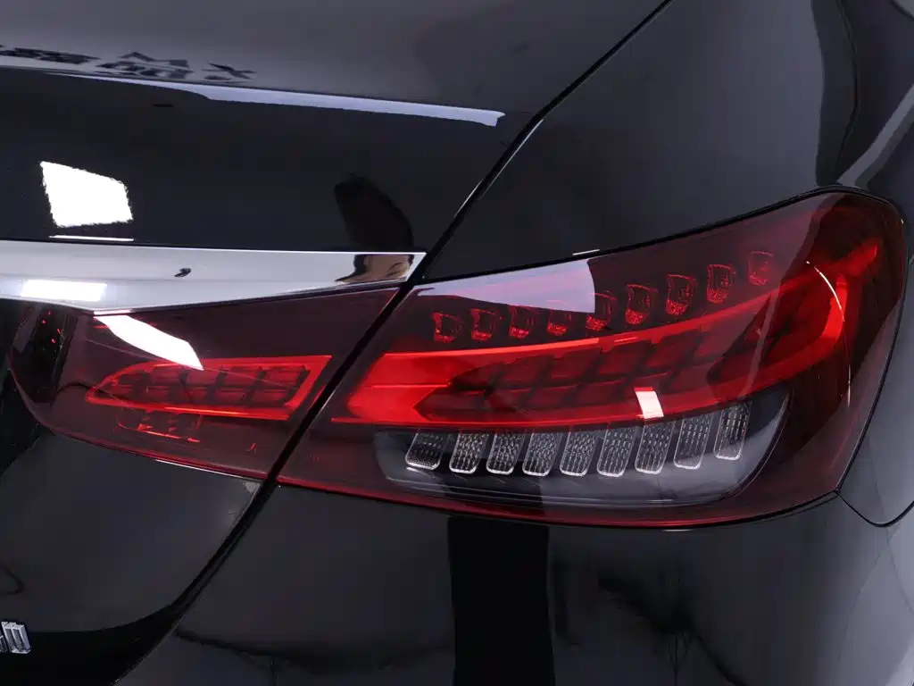 Mercedes-Benz E-Class — миниатюра 9