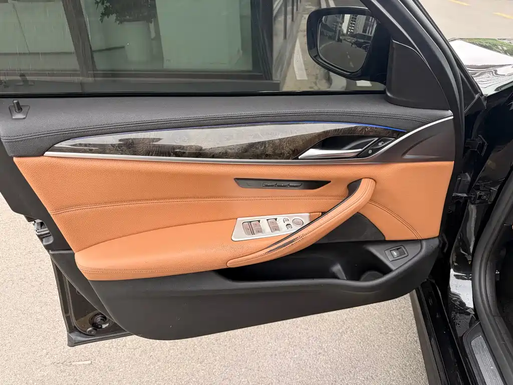 BMW 5 Series — миниатюра 9