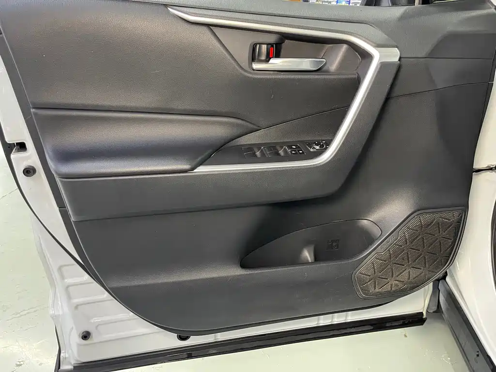 Toyota RAV4 — миниатюра 6