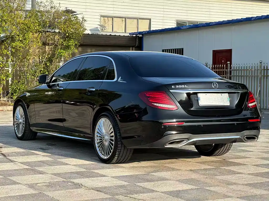 Mercedes-Benz E-Class — миниатюра 9