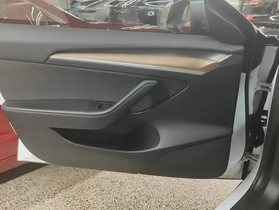 Tesla Model 3 — миниатюра 7