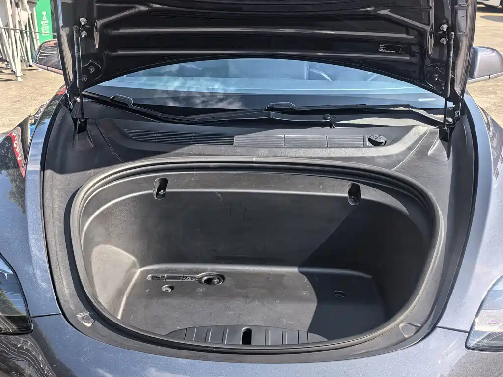 Tesla Model 3 — миниатюра 16