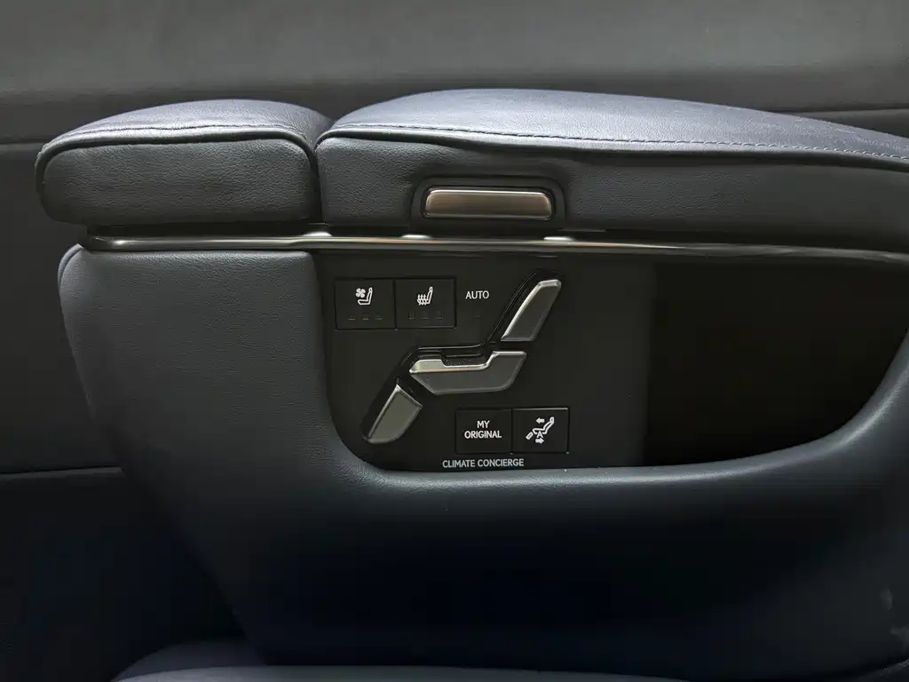 Lexus LM — миниатюра 17