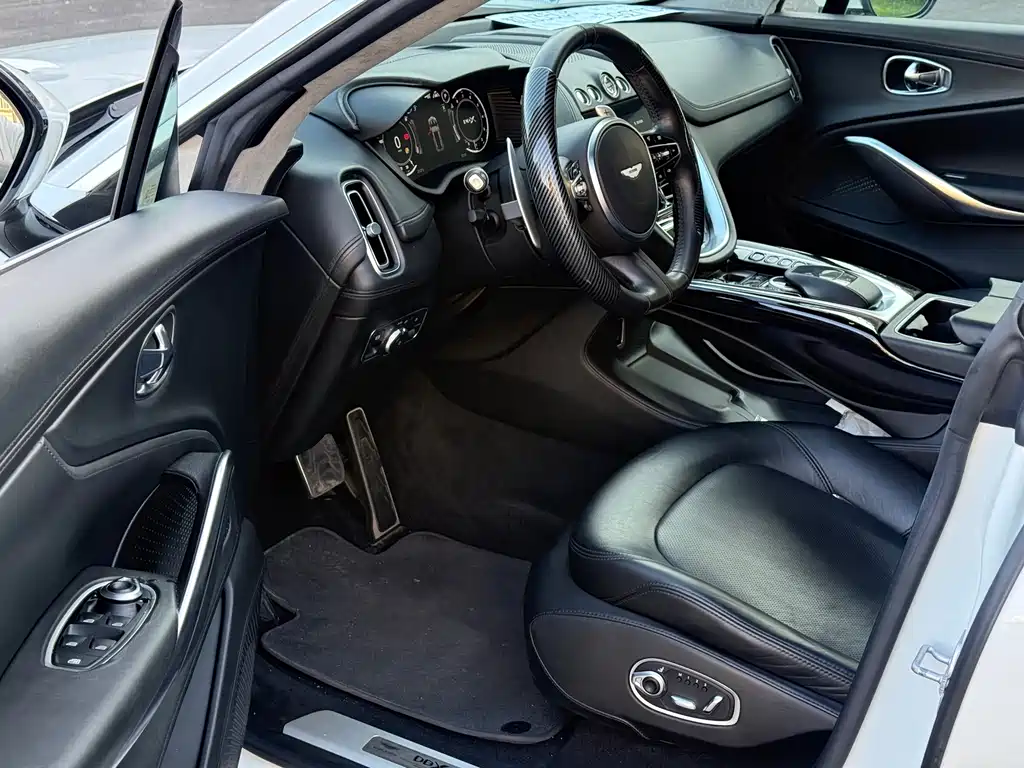 Aston Martin DBX — миниатюра 6