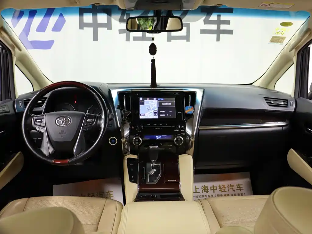Toyota Alphard — миниатюра 11