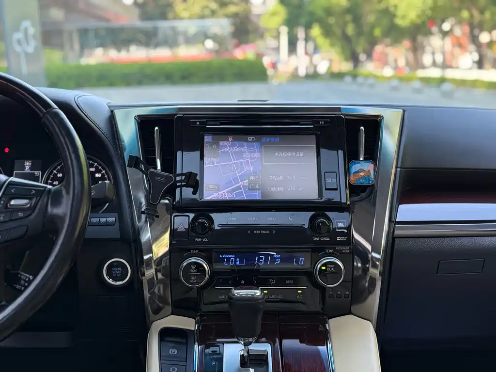 Toyota Alphard — миниатюра 8