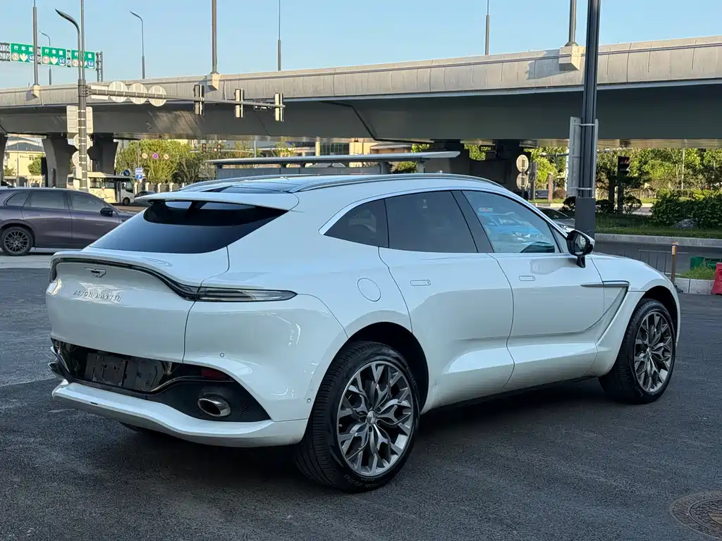 Aston Martin DBX — миниатюра 5
