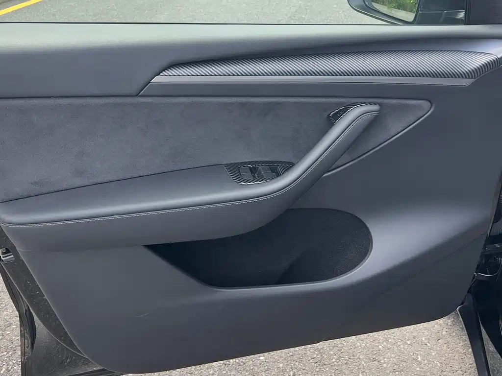 Tesla Model Y — миниатюра 11