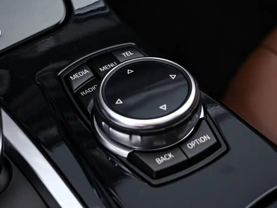 BMW 5 Series — миниатюра 11