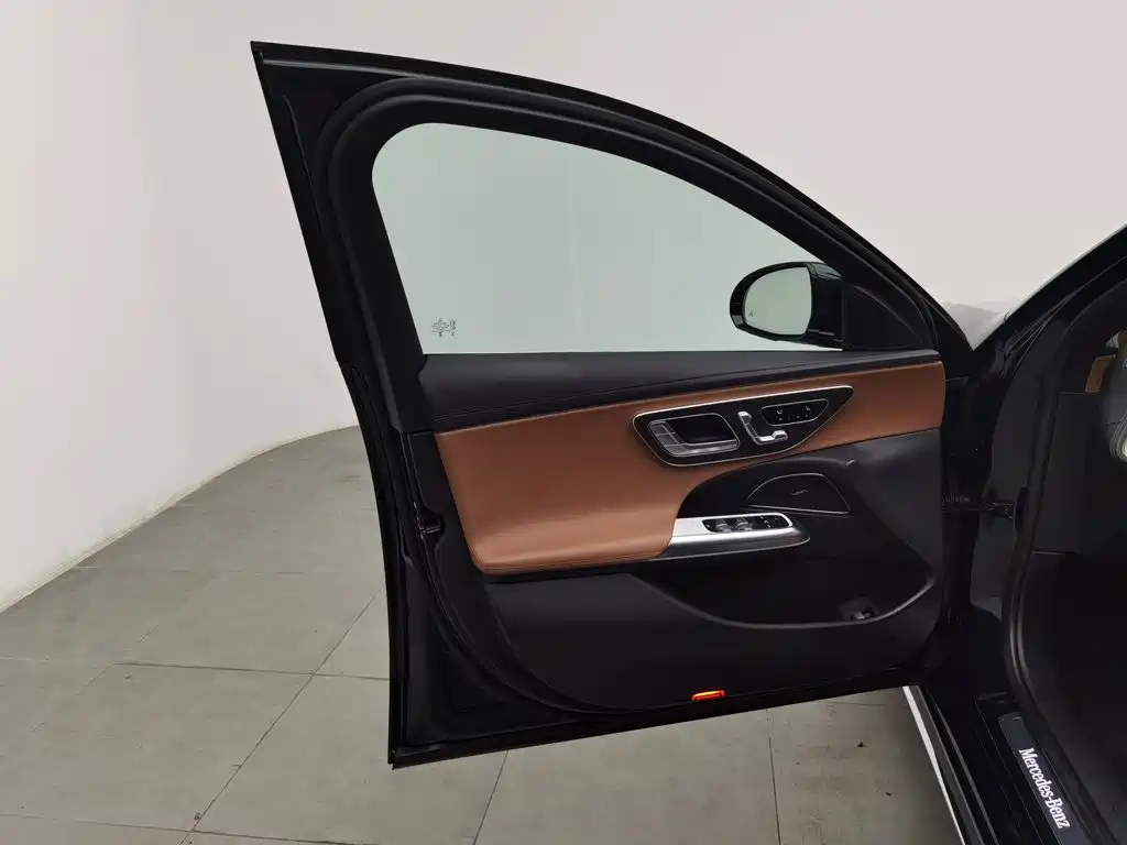 Mercedes-Benz E-Class — миниатюра 8
