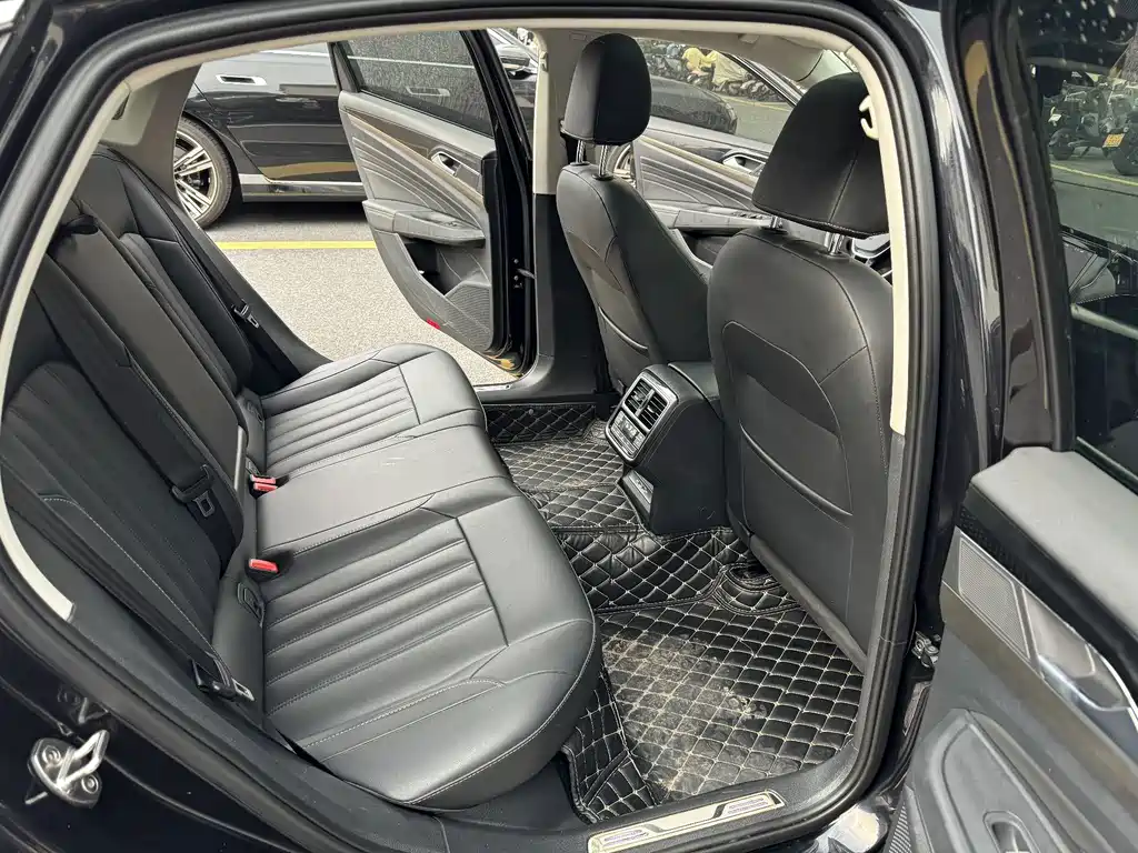 Volkswagen Passat PHEV — миниатюра 12