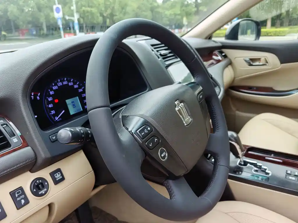 Toyota Crown — миниатюра 18