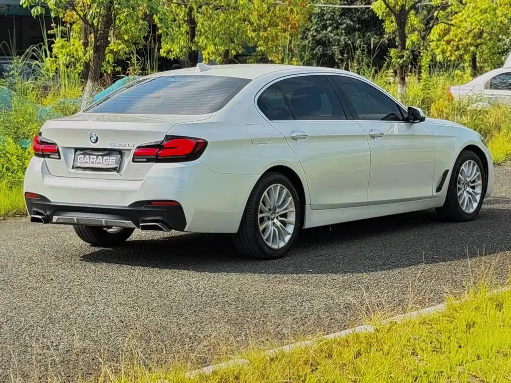BMW 5 Series — миниатюра 8