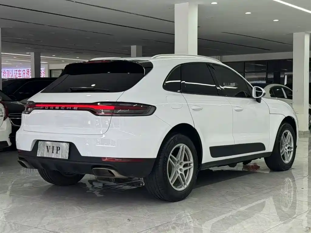 PORSCHE MACAN