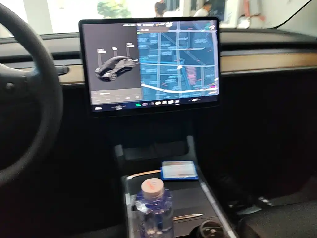 Tesla Model 3 — миниатюра 13
