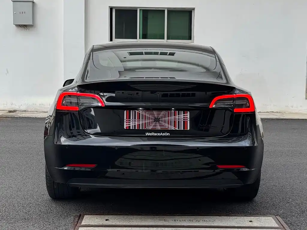 Tesla Model 3 — миниатюра 10