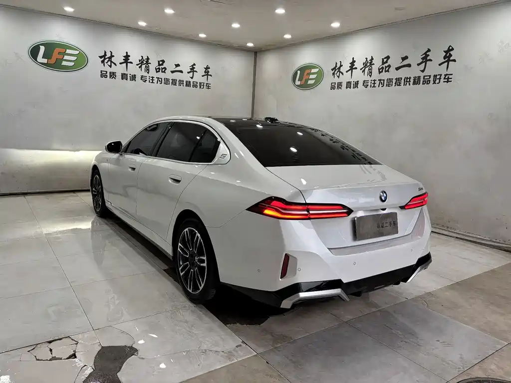 BMW 5 Series — миниатюра 8