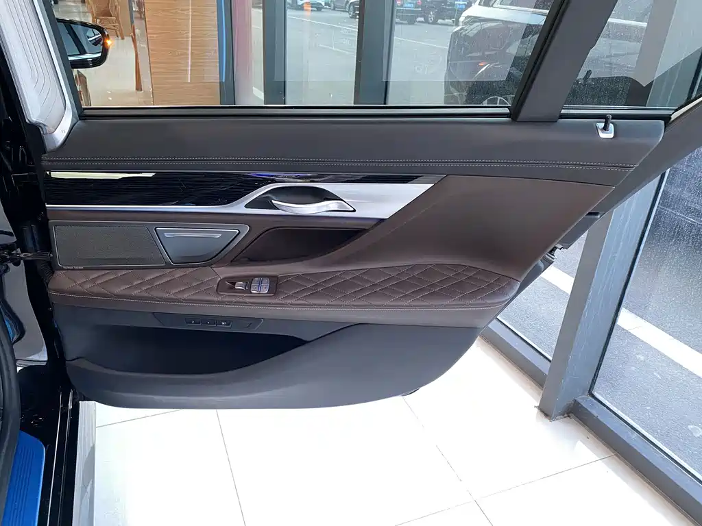 BMW 7 Series — миниатюра 12