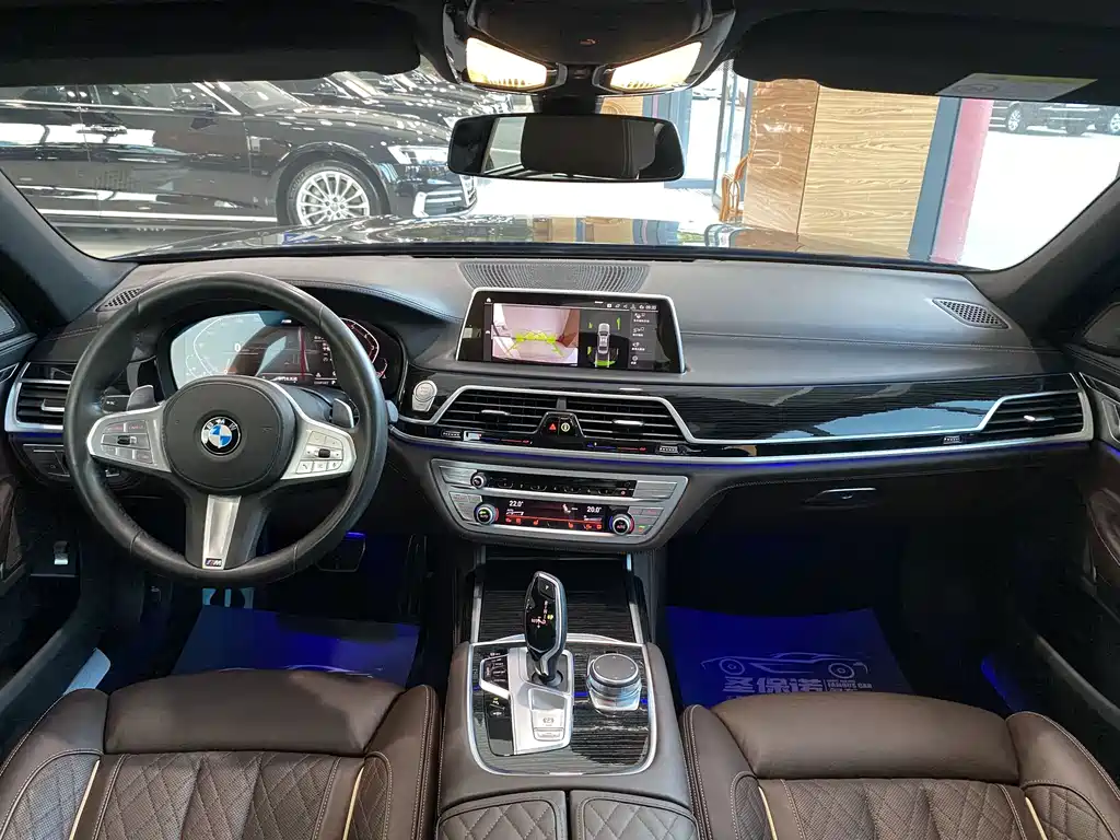 BMW 7 Series — миниатюра 11