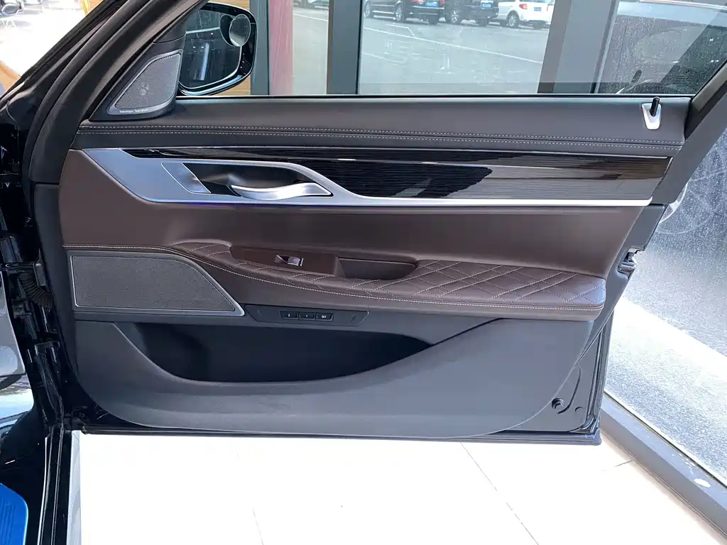 BMW 7 Series — миниатюра 9