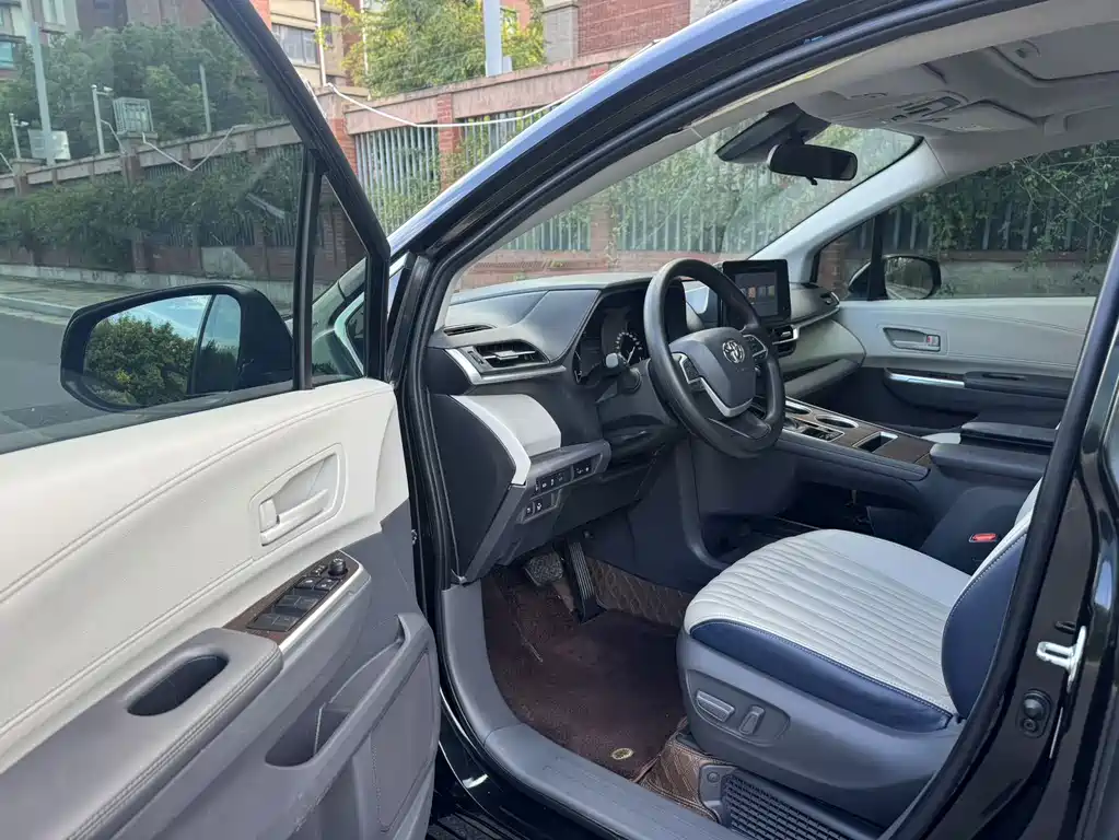 Toyota Sienna — миниатюра 4