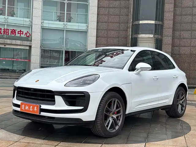 PORSCHE MACAN